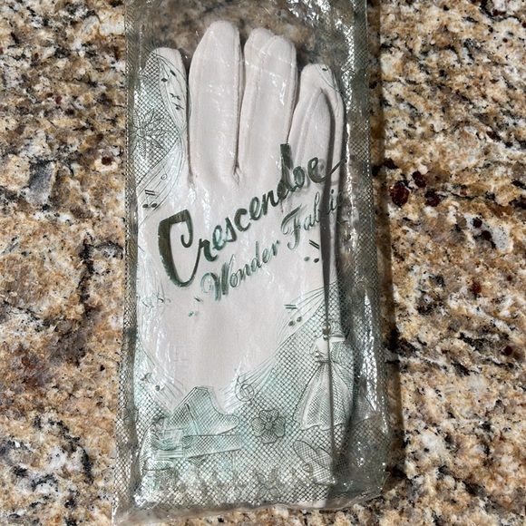 Fabulous Vintage Cream Cloth Dress Gloves - Picture 4 of 4
